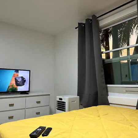 New Relaxing Room With Queen Bed, 50 Inch Smart Tv, Netflix, Airplay, Mini-Fridge, And 500 Mbps Wifi Near Fiu, Dolphin Mall, Airport